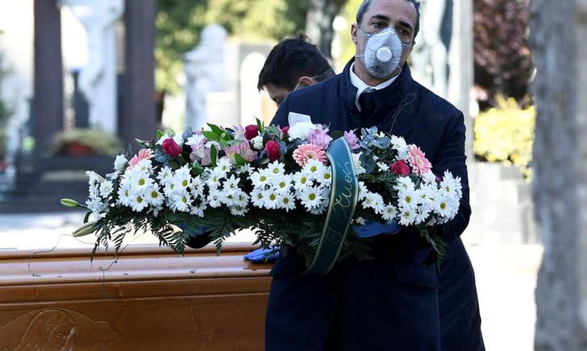 Cemitérios e funerárias se preparam para aumento da demanda Cemitérios e funerárias se preparam para aumento da demanda