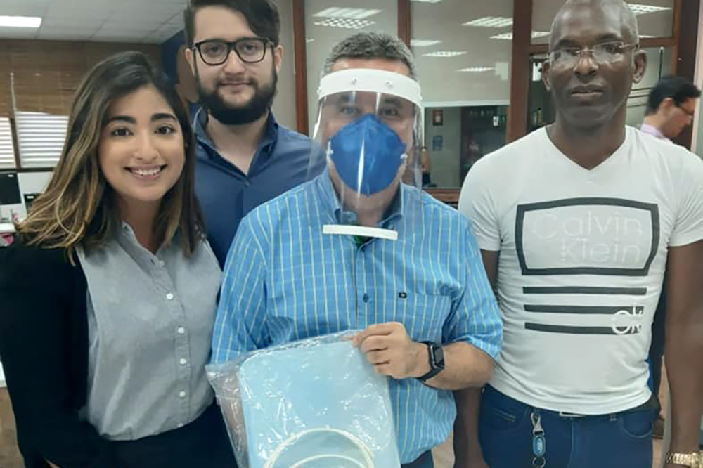 UEA cria protótipos de máscara e avental UEA cria protótipos de máscara e avental