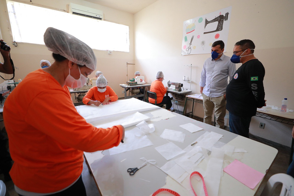 As máscaras já começaram a ser produzidas por detentas As máscaras já começaram a ser produzidas por detentas