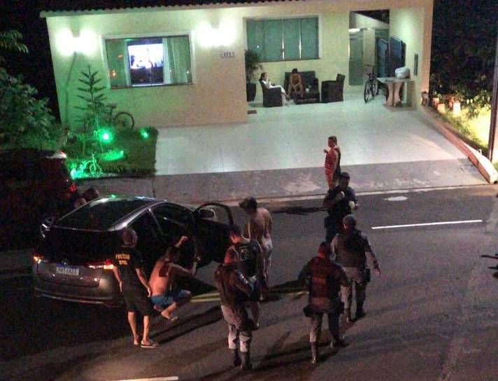 Trio pula muro, invade condomínio de luxo na Ponta Negra e faz morador refém Trio pula muro, invade condomínio de luxo na Ponta Negra e faz morador refém