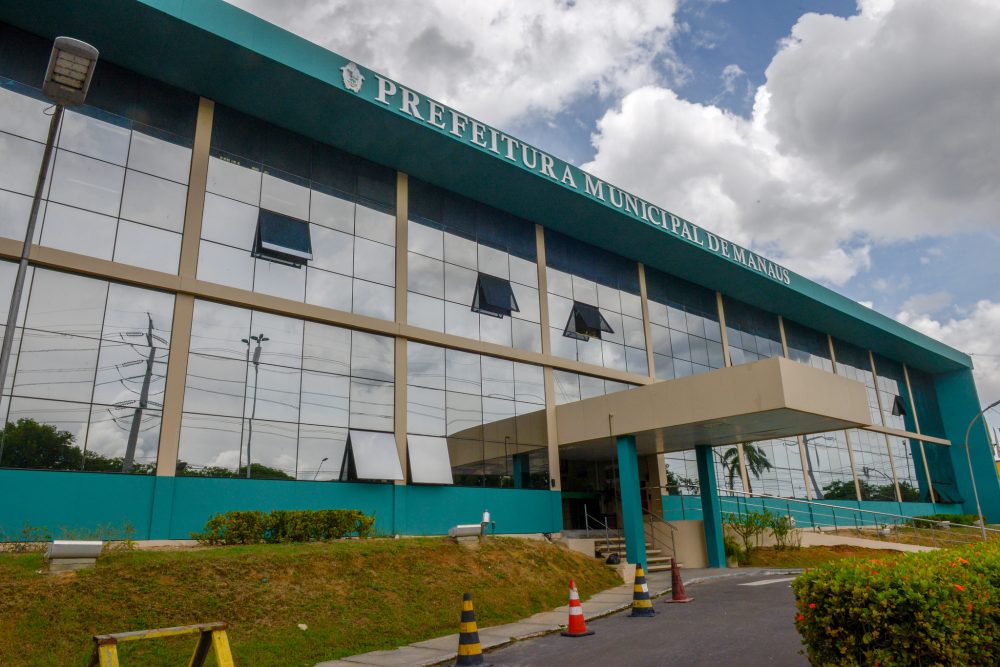 Prefeito decreta medidas para garantir serviços e restringir concentração de pessoas Prefeito decreta medidas para garantir serviços e restringir concentração de pessoas