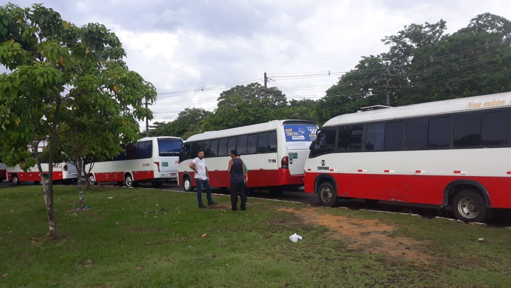 Motoristas e cobradores de micro-ônibus pedem fim da quarentena em manifestação na Torquato Tapajós Motoristas e cobradores de micro-ônibus pedem fim da quarentena em manifestação na Torquato Tapajós