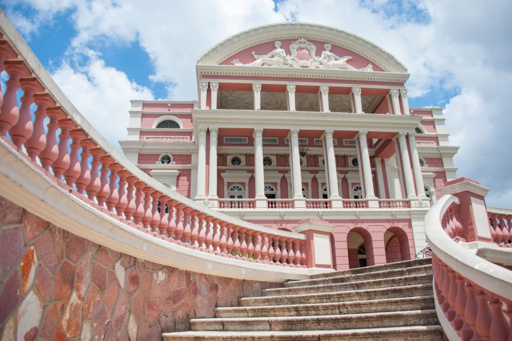 Fa&ccedil;a uma visita de 360 graus ao Teatro Amazonas; acesse o Portal da Cultura