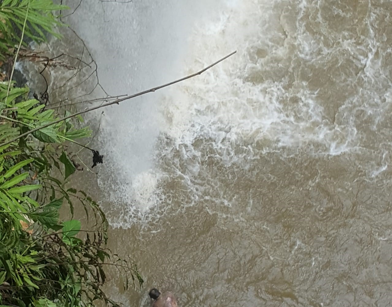 Corpo amarrado a pedra &eacute; encontrado na Cachoeira Alta do Tarum&atilde;