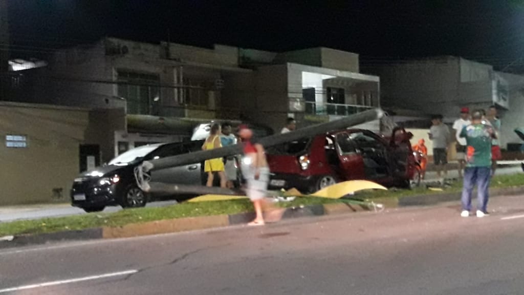 Motorista perde controle, bate e poste cai em cima do carro na Compensa Motorista perde controle, bate e poste cai em cima do carro na Compensa