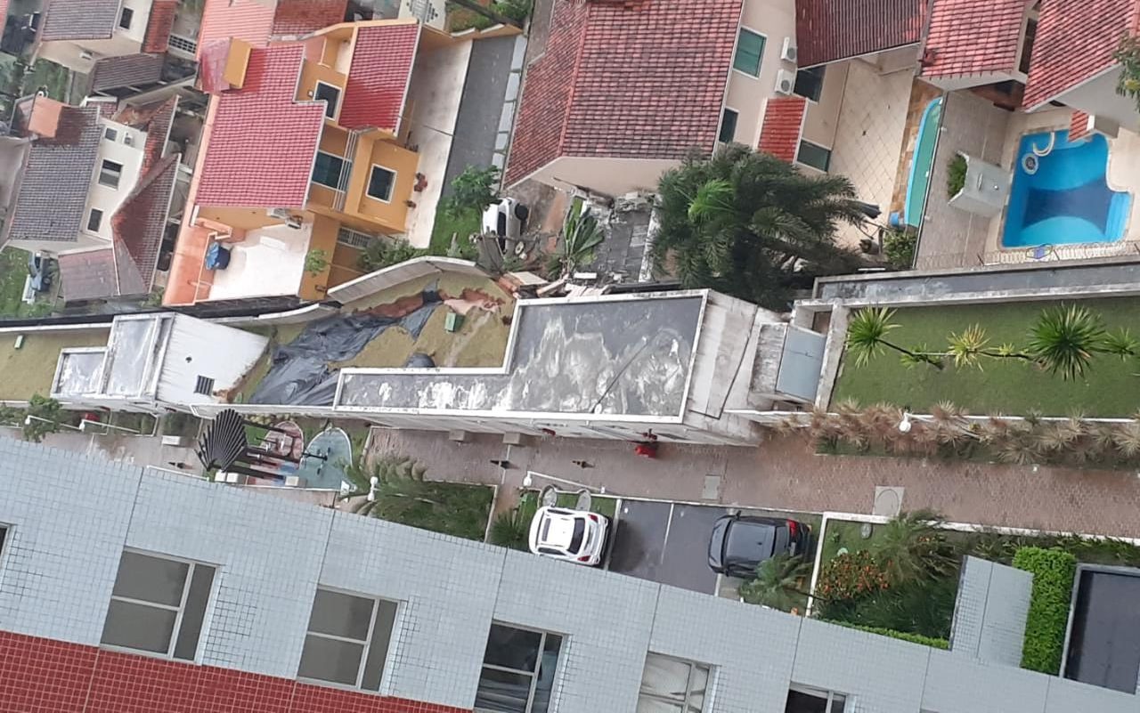 Deslizamentos, alagações e desabamento de muro são principais ocorrências da chuva Deslizamentos, alagações e desabamento de muro são principais ocorrências da chuva