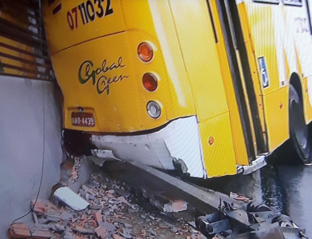 Ônibus bate em muro de casa no Armando Mendes e 199 tem sete chamadas para chuva Ônibus bate em muro de casa no Armando Mendes e 199 tem sete chamadas para chuva