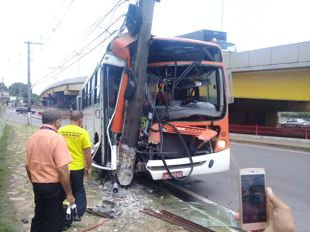 Motorista perde controle e bate &ocirc;nibus em poste no Boulevard. Veja v&iacute;deo