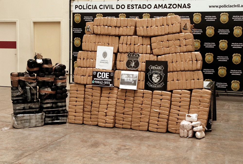 Traficantes são presos com carga de 800kg de skunk avaliada em R$ 1,2 milhão Traficantes são presos com carga de 800kg de skunk avaliada em R$ 1,2 milhão