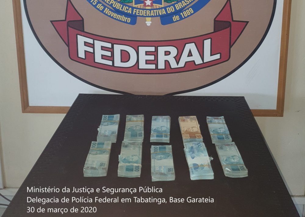 PF faz apreensão de R$ 100 mil em barco em saco cheio de cebolas PF faz apreensão de R$ 100 mil em barco em saco cheio de cebolas