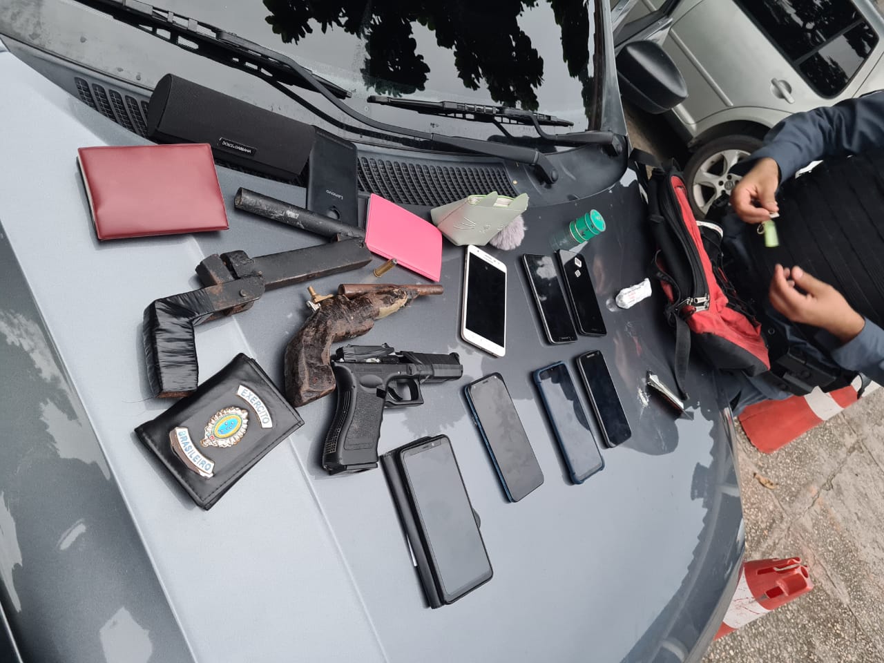 Dupla morre em troca de tiros com PM após sequestrar motorista de aplicativo na zona Norte Dupla morre em troca de tiros com PM após sequestrar motorista de aplicativo na zona Norte