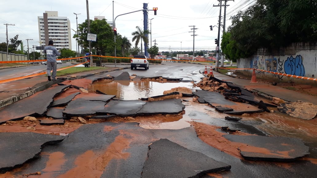 Adutora rompe e deixa via alagada na Ponta Negra; evite o trecho