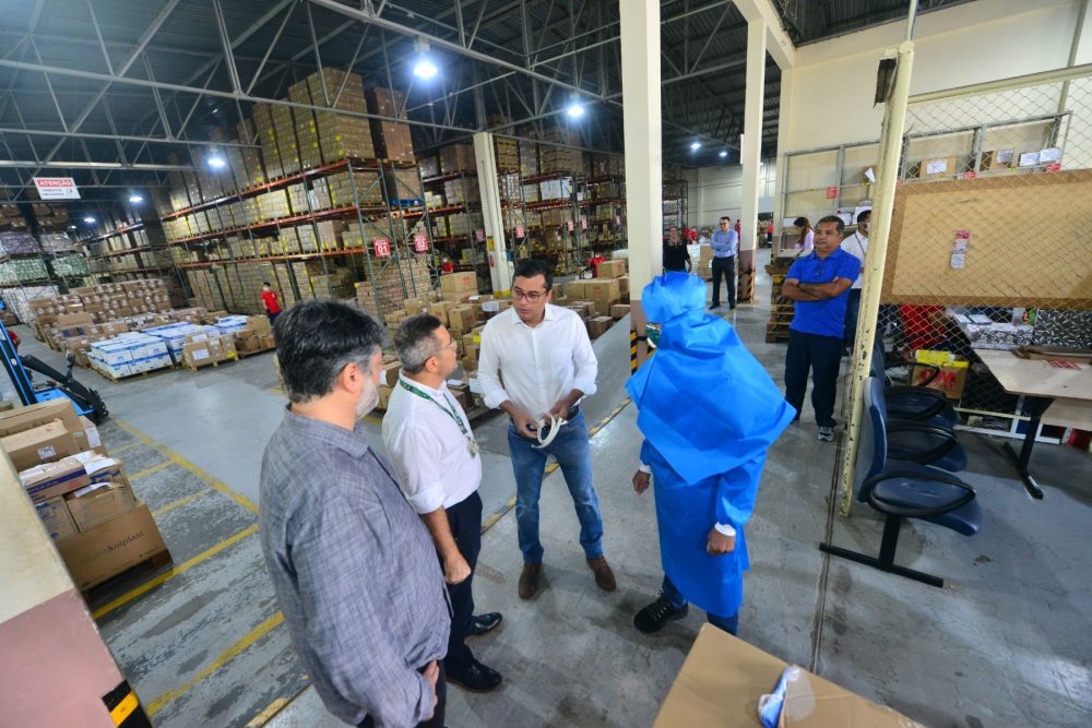 Governador recebe kits de EPIs produzidos pela UEA para profissionais de saúde Governador recebe kits de EPIs produzidos pela UEA para profissionais de saúde
