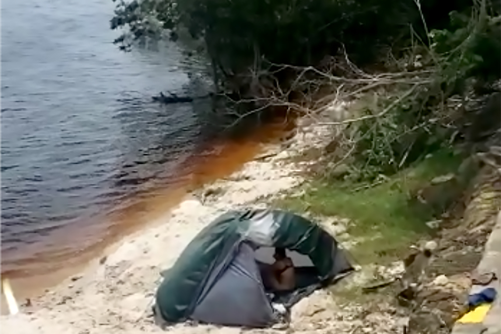 Família em barraca na Ponta Negra Família em barraca na Ponta Negra