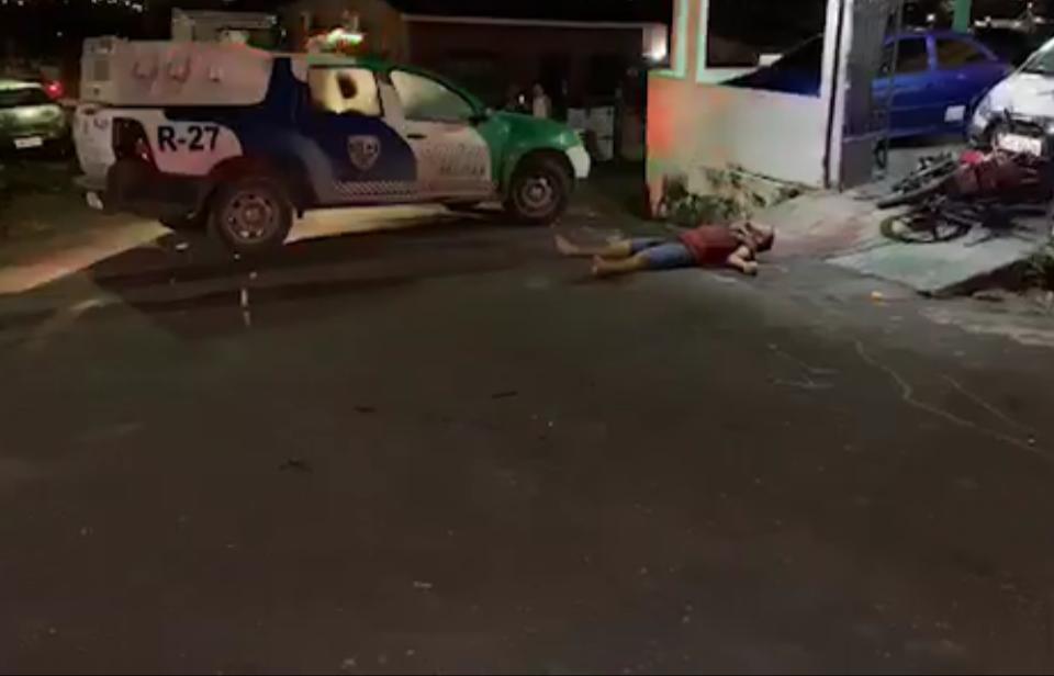 Motociclista foge, mas bate em carro e acaba assassinado no Mutirão Motociclista foge, mas bate em carro e acaba assassinado no Mutirão