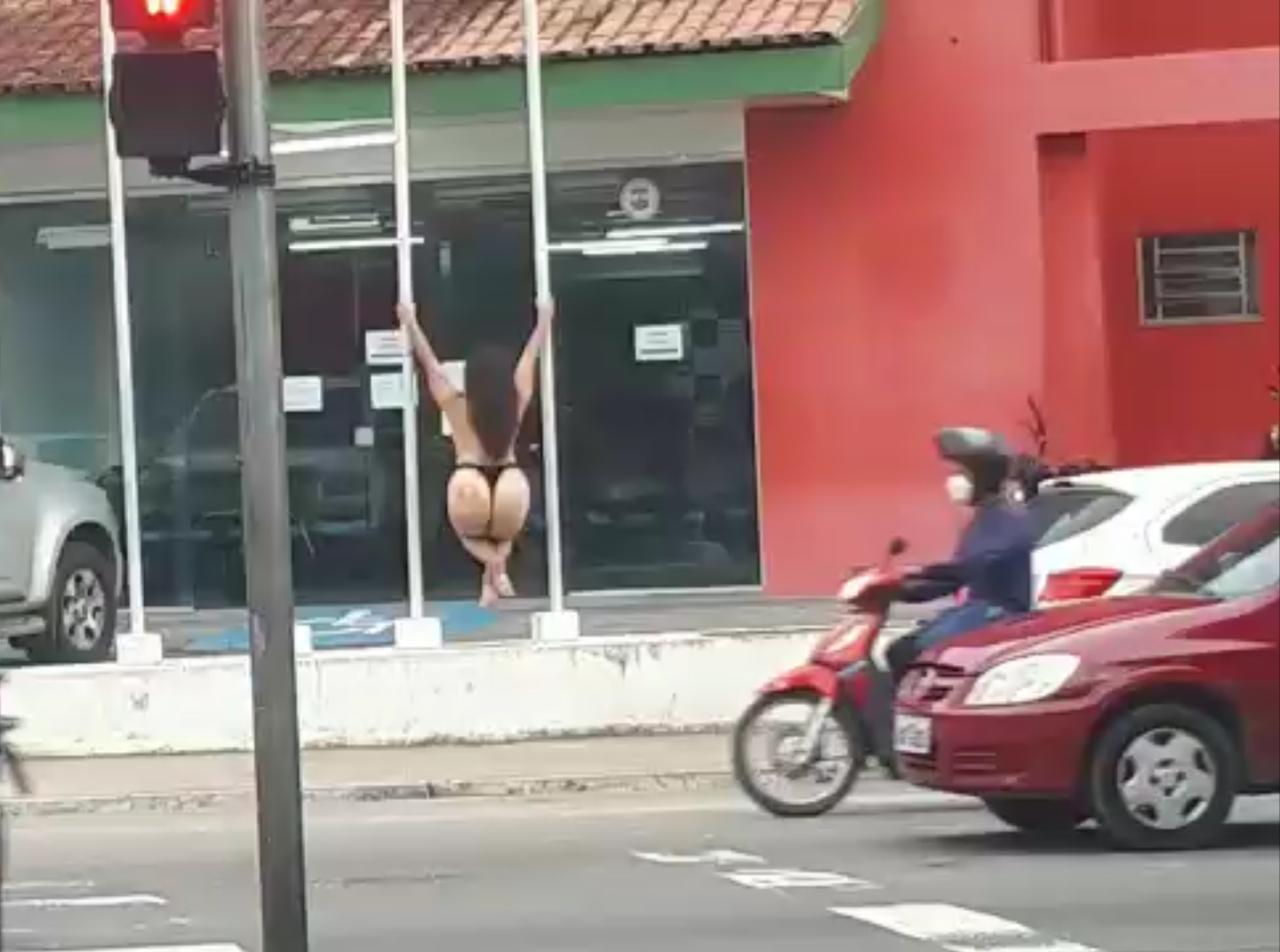 Mulher 'burla' isolamento social e faz 'pole dance' em frente de delegacia na zona Leste Mulher 'burla' isolamento social e faz 'pole dance' em frente de delegacia na zona Leste
