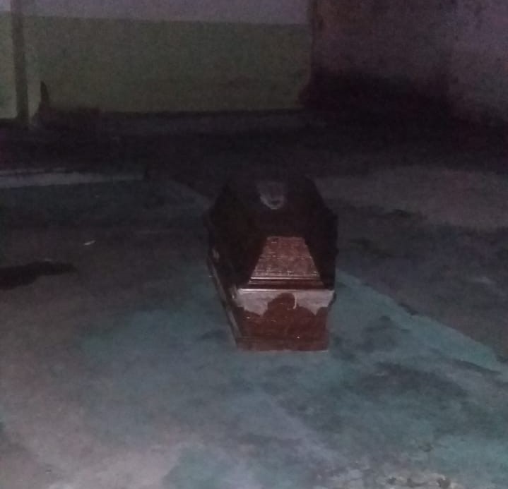 Caixão com corpo dentro é encontrado em pátio e assusta moradores na zona Norte Caixão com corpo dentro é encontrado em pátio e assusta moradores na zona Norte