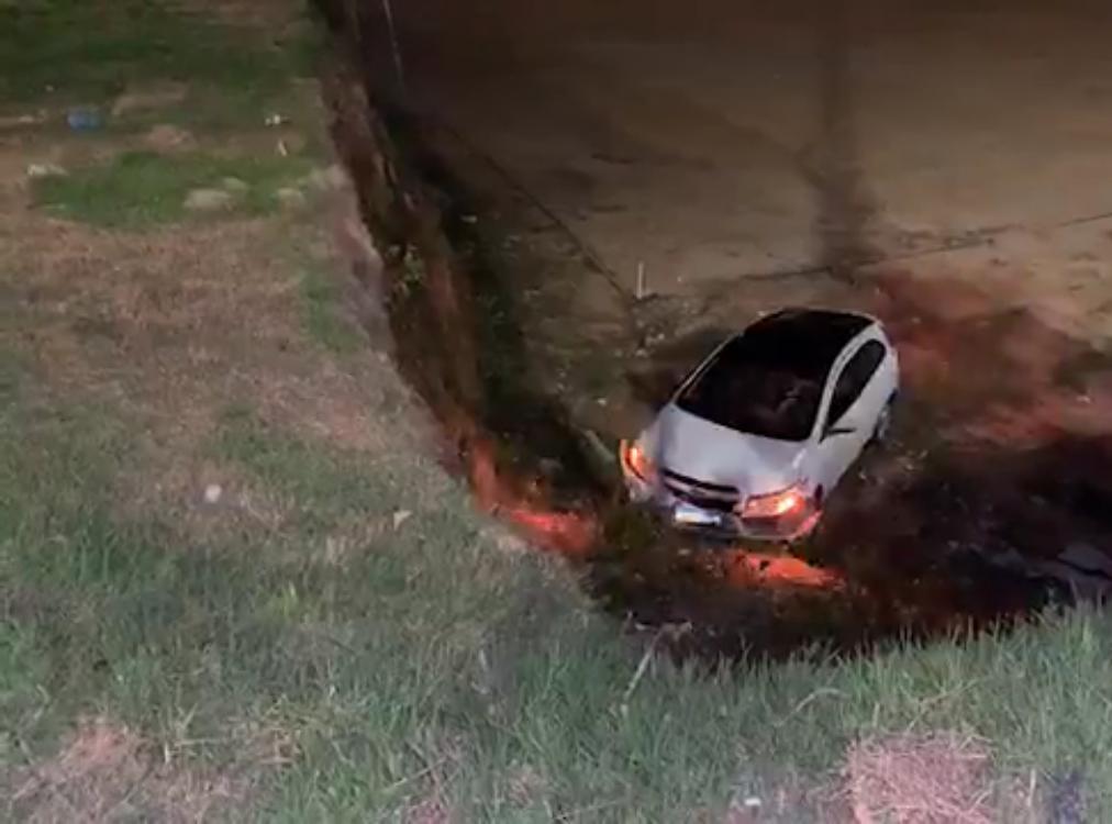 Condutor perde o controle e carro cai de barranco no &Aacute;guas Claras