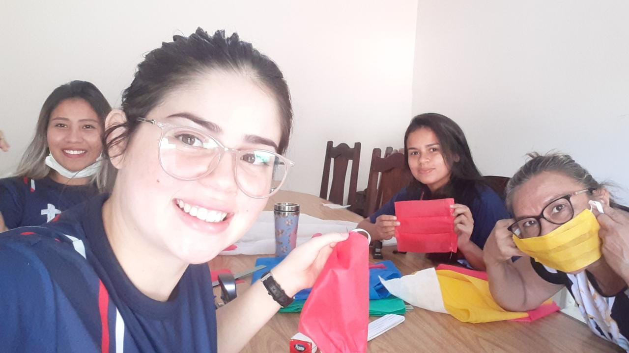 Voluntários e grupos buscam doações de alimentos e kits de higiene para ajudar famílias carentes Voluntários e grupos buscam doações de alimentos e kits de higiene para ajudar famílias carentes