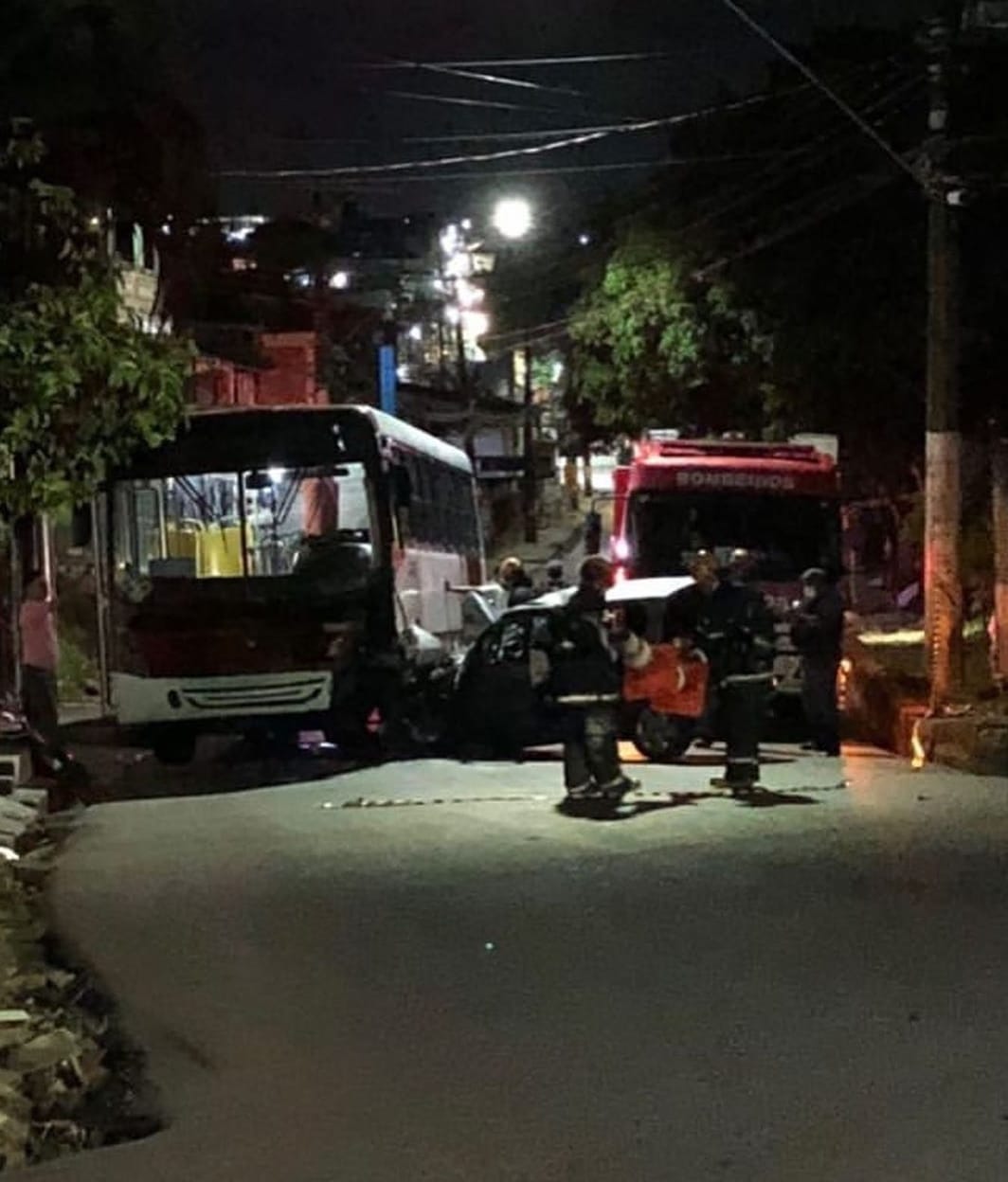 Carro de passeio perde controle e entra debaixo de &ocirc;nibus no Bairro da Paz