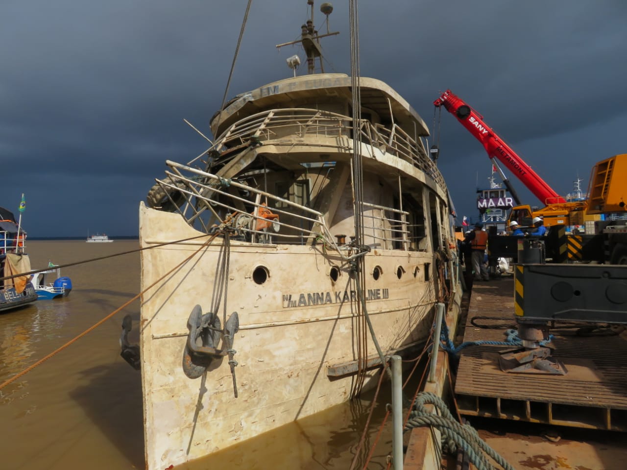 Anna Karoline III será rebocado após ser içado de fundo do rio; naufrágio teve 39 mortes Anna Karoline III será rebocado após ser içado de fundo do rio; naufrágio teve 39 mortes