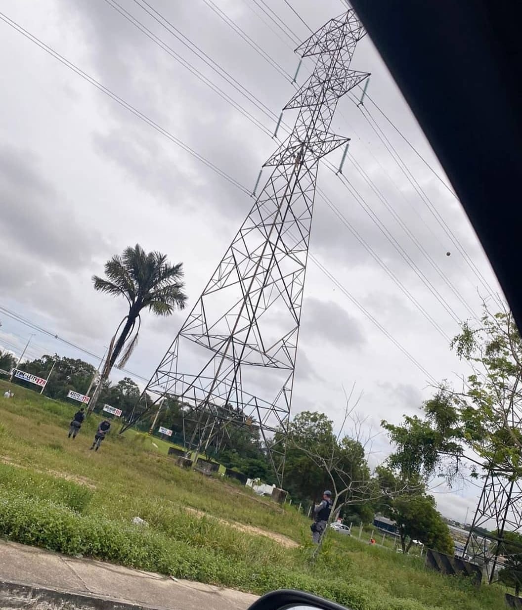 Polícia resgata homem após ele escalar torre na avenida das Torres Polícia resgata homem após ele escalar torre na avenida das Torres