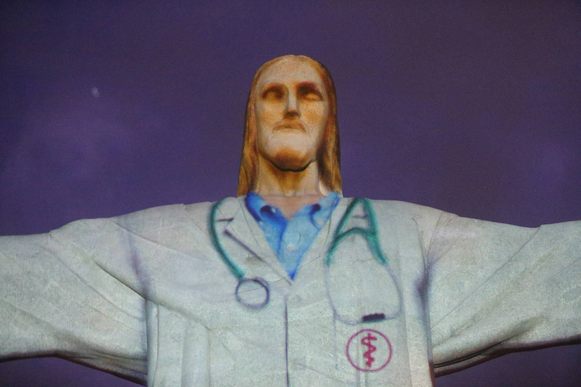 Cristo Redentor ‘veste’ jaleco para homenagear médicos que combatem pandemia Cristo Redentor ‘veste’ jaleco para homenagear médicos que combatem pandemia