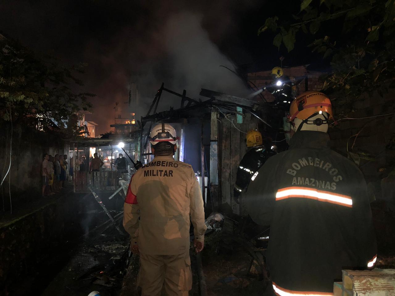 Casa de madeira é consumida pelo fogo na Vila da Prata Casa de madeira é consumida pelo fogo na Vila da Prata