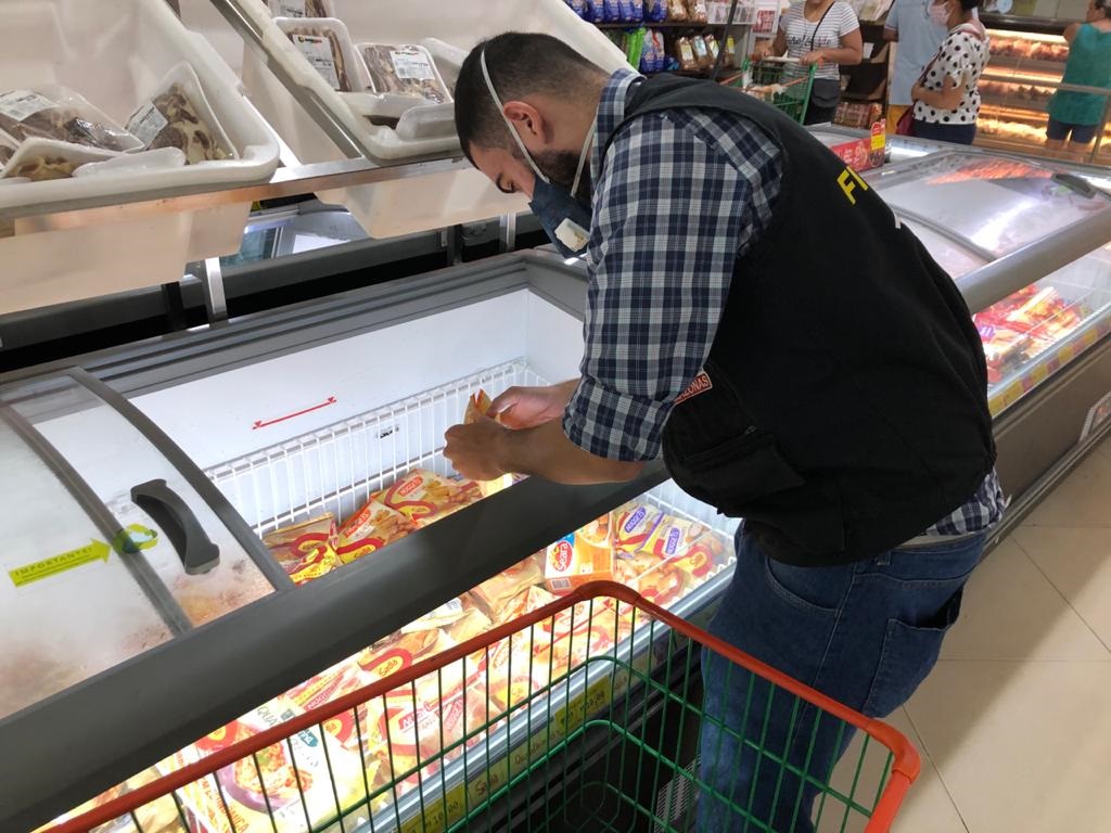 Procon-AM apreende mais de 60kg de alimentos com validade vencida em supermercados Procon-AM apreende mais de 60kg de alimentos com validade vencida em supermercados