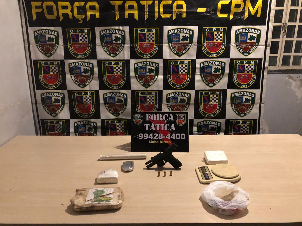 PM apreende 7kg de drogas e armas com dois homens PM apreende 7kg de drogas e armas com dois homens