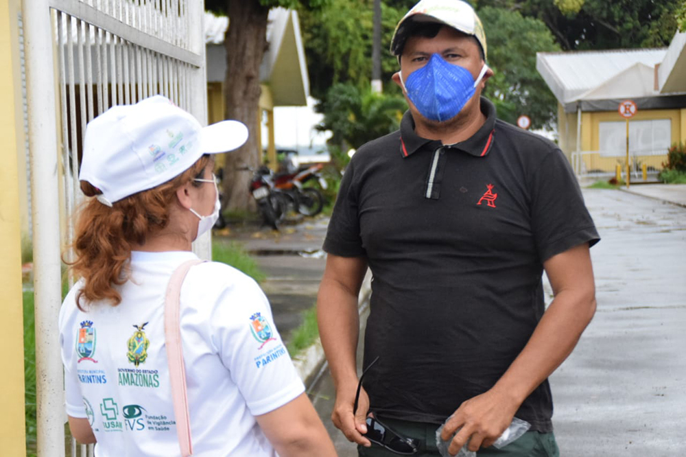 População carente recebe máscaras População carente recebe máscaras