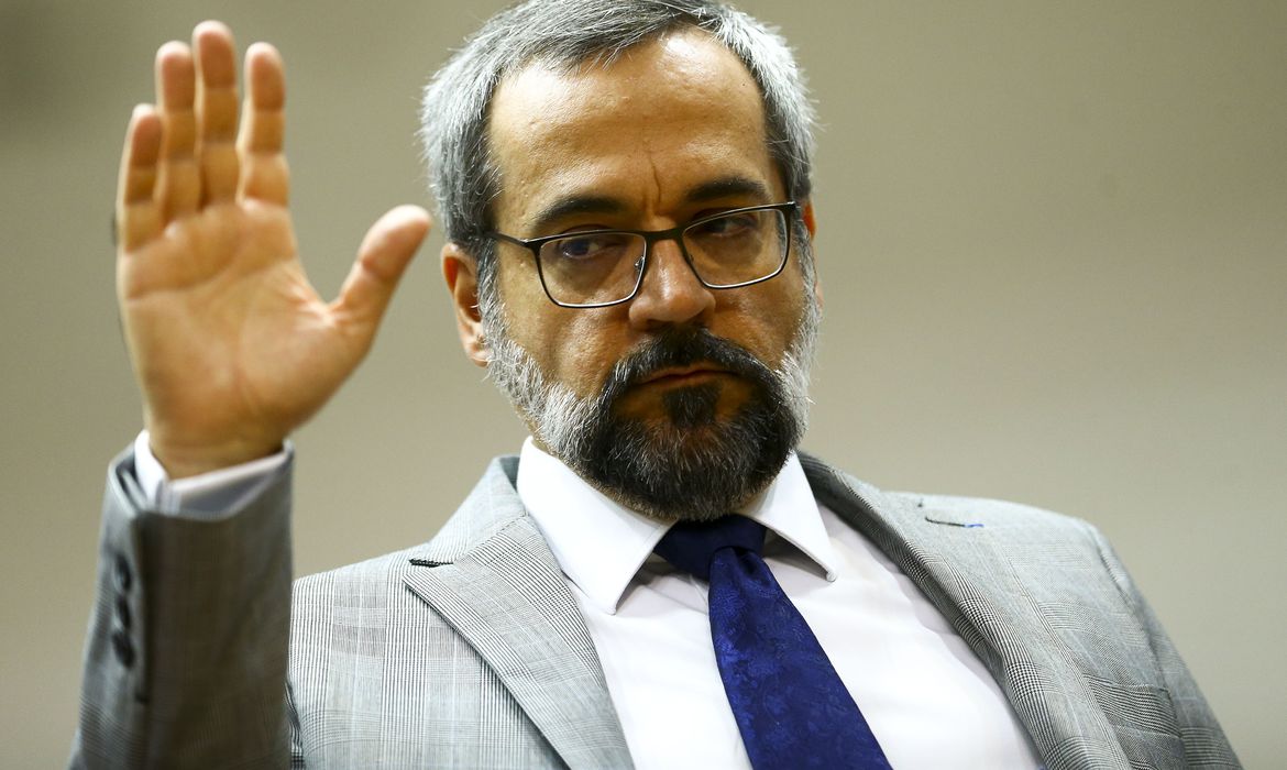 Realiza&ccedil;&atilde;o do Enem em 2020 est&aacute; garantida, diz ministro