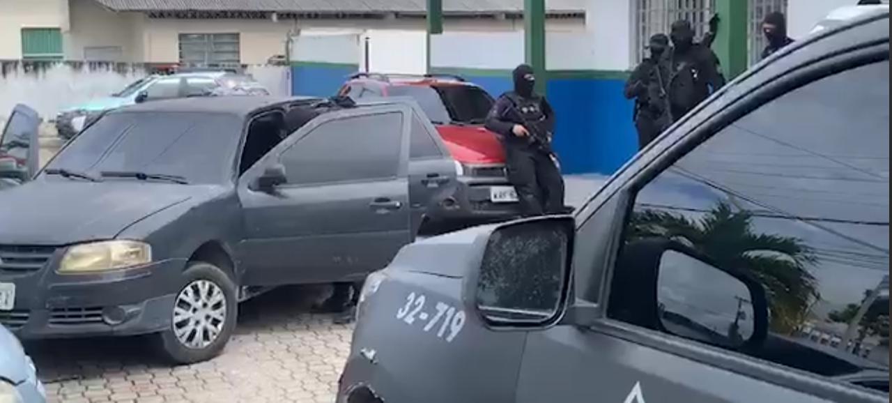 Grupo acusado de envolvimento com mil&iacute;cia &eacute; detido pela pol&iacute;cia