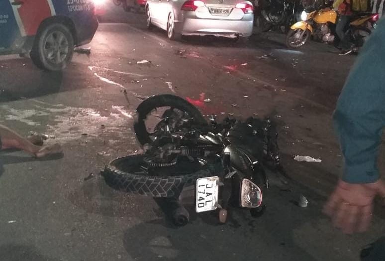 Motoqueiros batem de frente na Cidade de Deus, um morre e outro fica gravemente ferido. Veja vídeo Motoqueiros batem de frente na Cidade de Deus, um morre e outro fica gravemente ferido. Veja vídeo