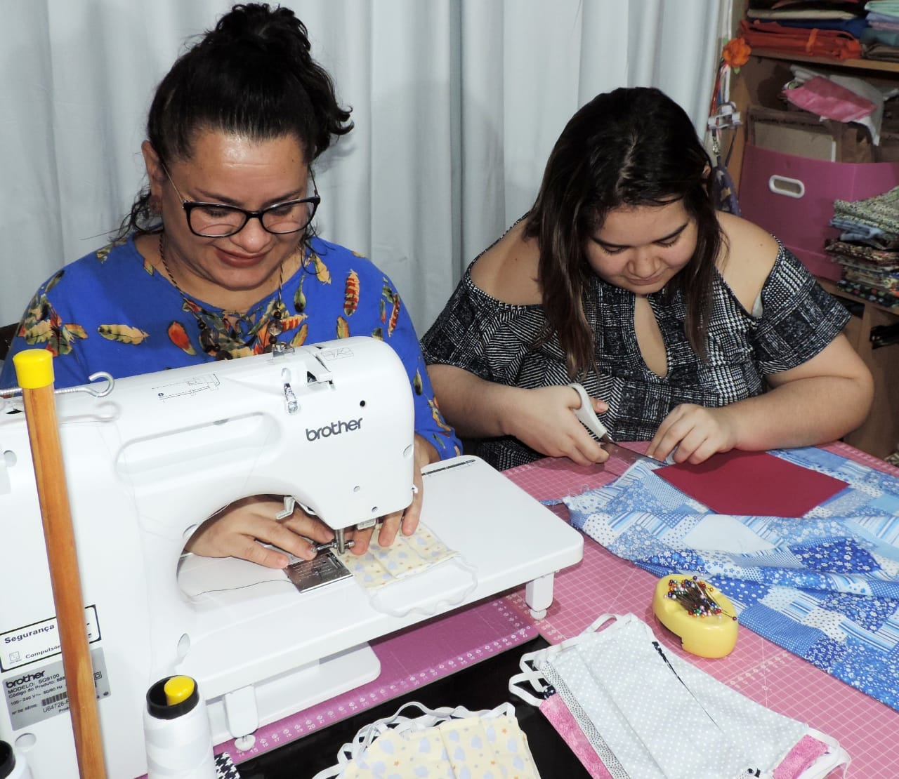 FIQUE EM CASA Artes&atilde;os produzem m&aacute;scaras caseiras durante pandemia