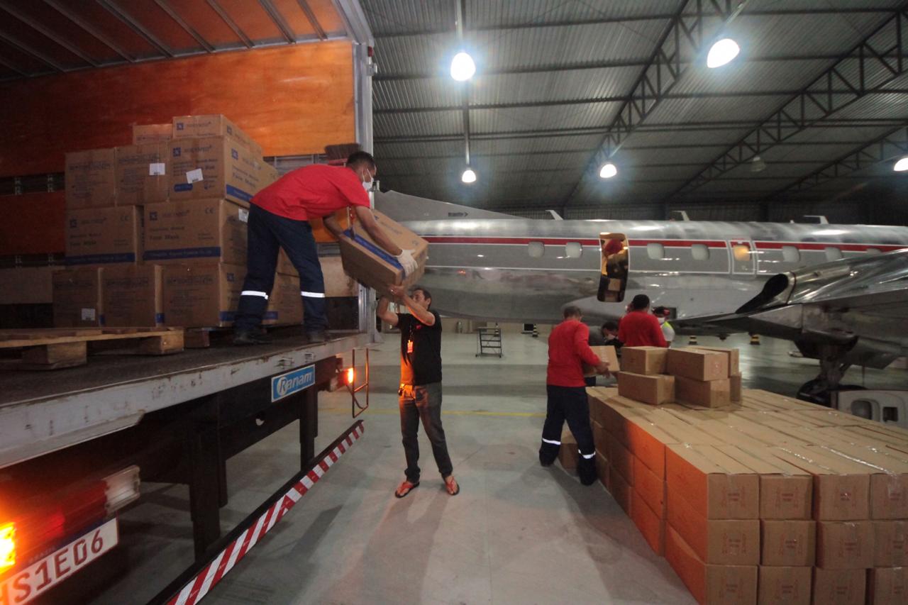 Amazonas recebe doação de 24 mil litros de álcool gel e 100 mil máscaras do Hospital Albert Einstein Amazonas recebe doação de 24 mil litros de álcool gel e 100 mil máscaras do Hospital Albert Einstein