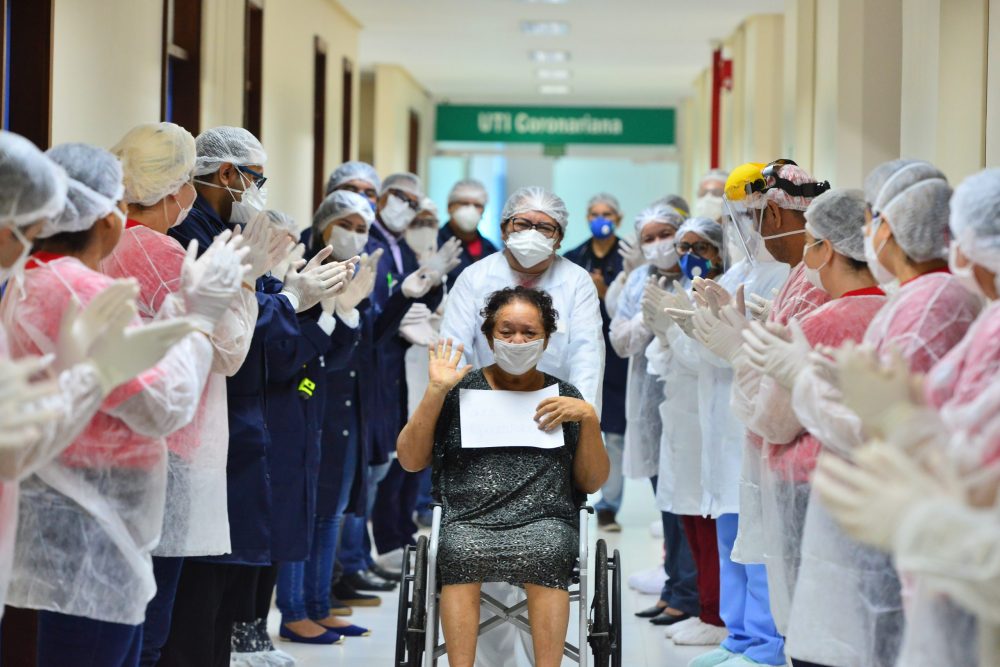 Paciente idosa e recuperada do Covid-19 recebe alta do Hospital Nilton Lins Paciente idosa e recuperada do Covid-19 recebe alta do Hospital Nilton Lins