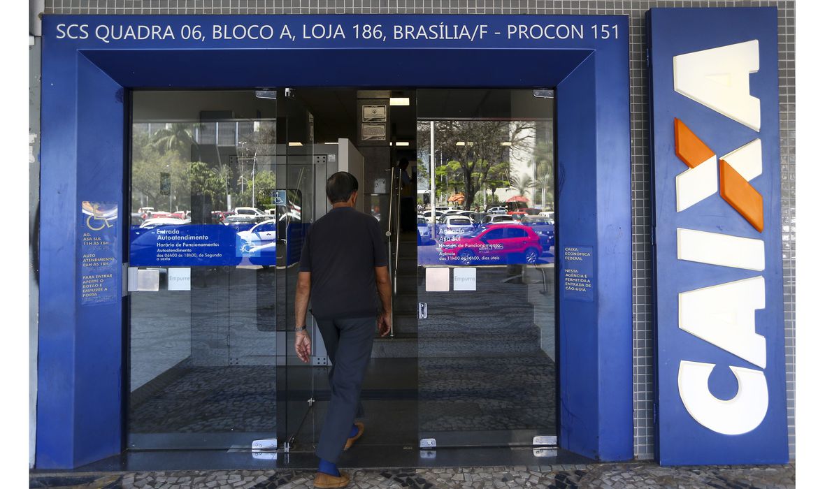 Caixa paga auxílio emergencial a 5 milhões de beneficiários Caixa paga auxílio emergencial a 5 milhões de beneficiários