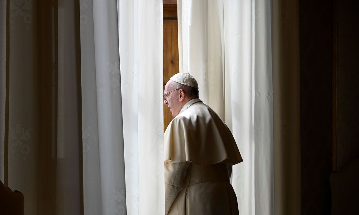 Papa Francisco reza pela uni&atilde;o da Europa