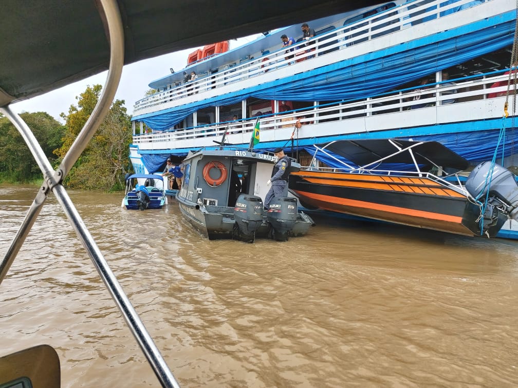 Embarcação é apreendida transportando passageiros forma ilegal no interior Embarcação é apreendida transportando passageiros forma ilegal no interior