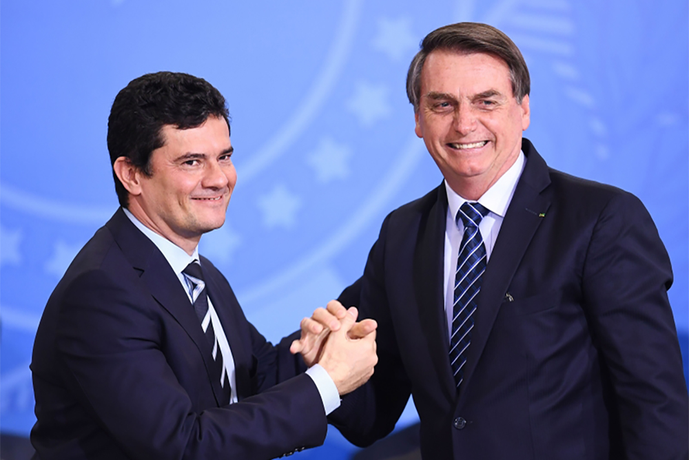 Moro deixa celular na PF