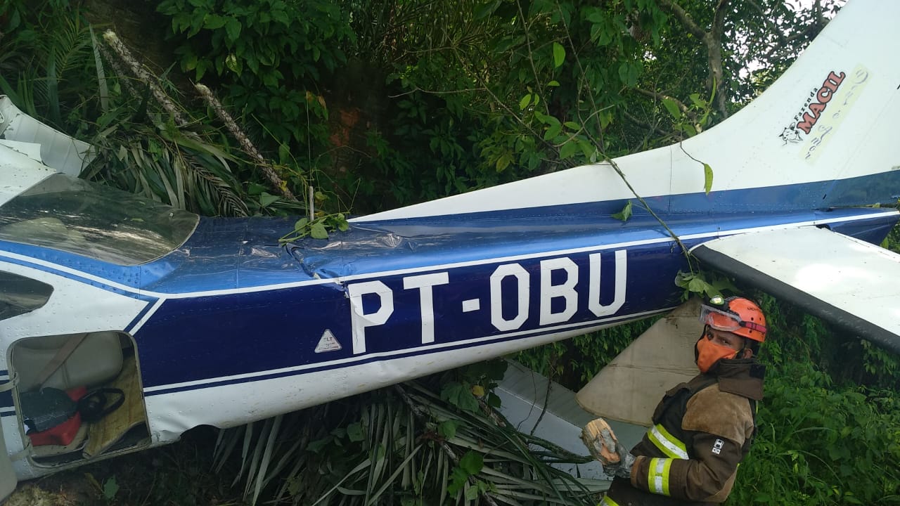 Veja fotos do avião que desceu barranco no aeroclube; aeronave ia decolar com destino ao Pará Veja fotos do avião que desceu barranco no aeroclube; aeronave ia decolar com destino ao Pará