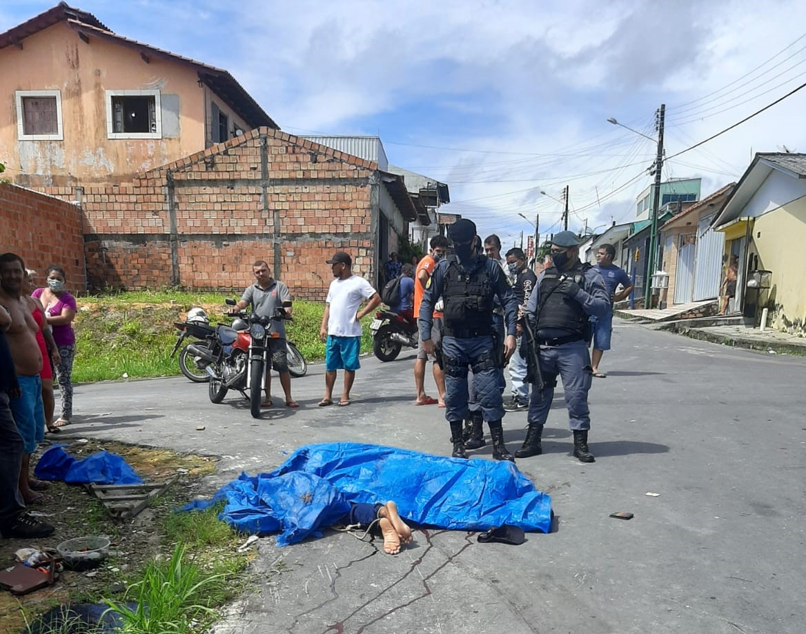 Populares lincham suspeito de assalto e 'justiceiro' acerta tiros; outro se fingiu de morto para não apanhar Populares lincham suspeito de assalto e 'justiceiro' acerta tiros; outro se fingiu de morto para não apanhar