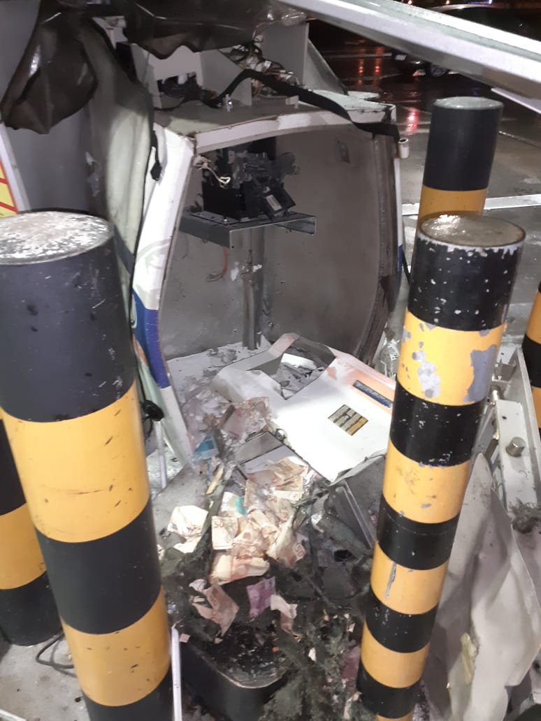 Bando explode cofre de posto de gasolina e deixa artefato perto de bomba; frentistas s&atilde;o feitos ref&eacute;ns