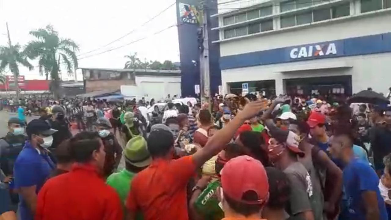 Em protesto por demora no atendimento na Caixa, populares bloqueiam avenida. Veja v&iacute;deos