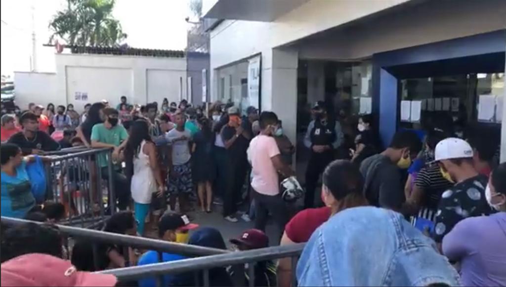 Clientes da Caixa colocam fogo em barricada em protesto por ag&ecirc;ncia fechada