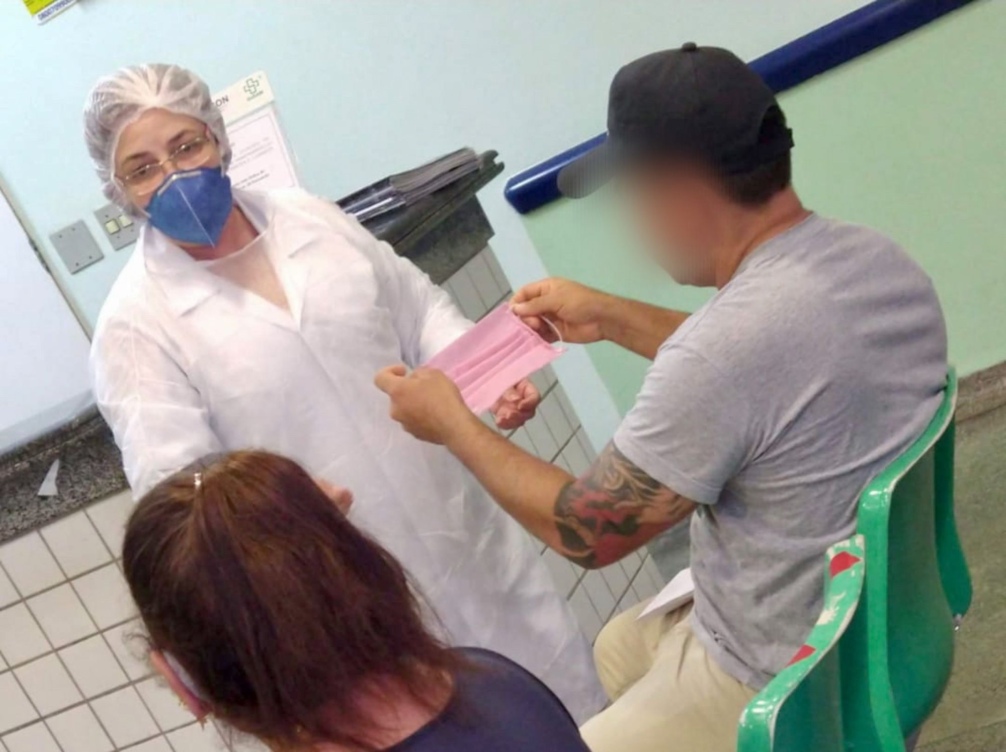 Na FCecon, familiares e pacientes recebem máscaras e álcool 70% durante pandemia Na FCecon, familiares e pacientes recebem máscaras e álcool 70% durante pandemia