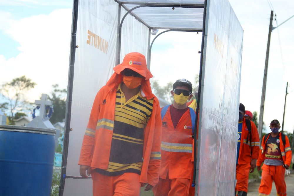 Prefeitura instala cabine de sanitiza&ccedil;&atilde;o para funcion&aacute;rios do cemit&eacute;rio
