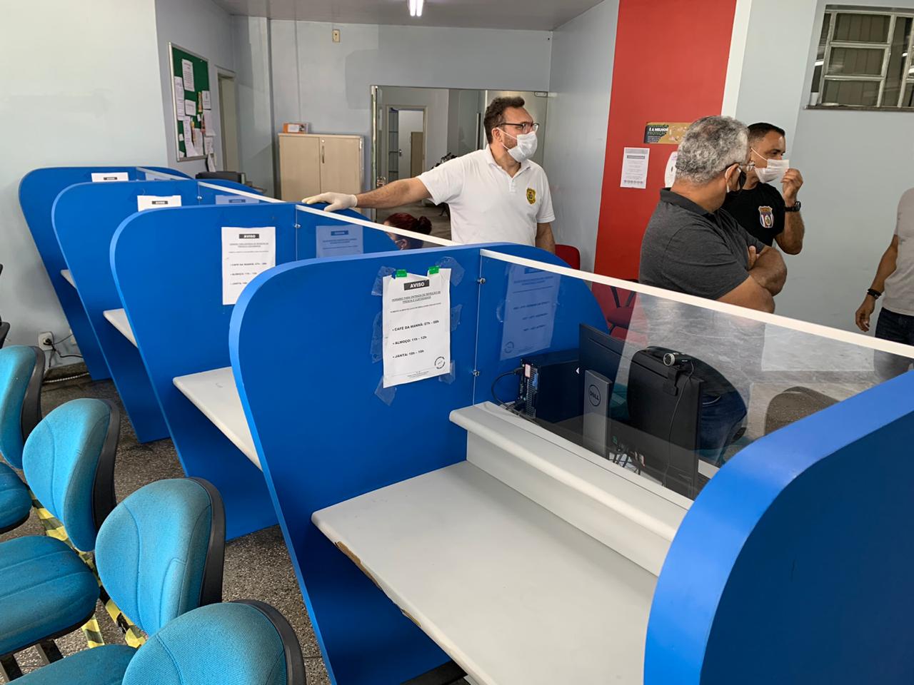 Polícia Civil instala barreiras de proteção de acrílico nas unidades policiais Polícia Civil instala barreiras de proteção de acrílico nas unidades policiais