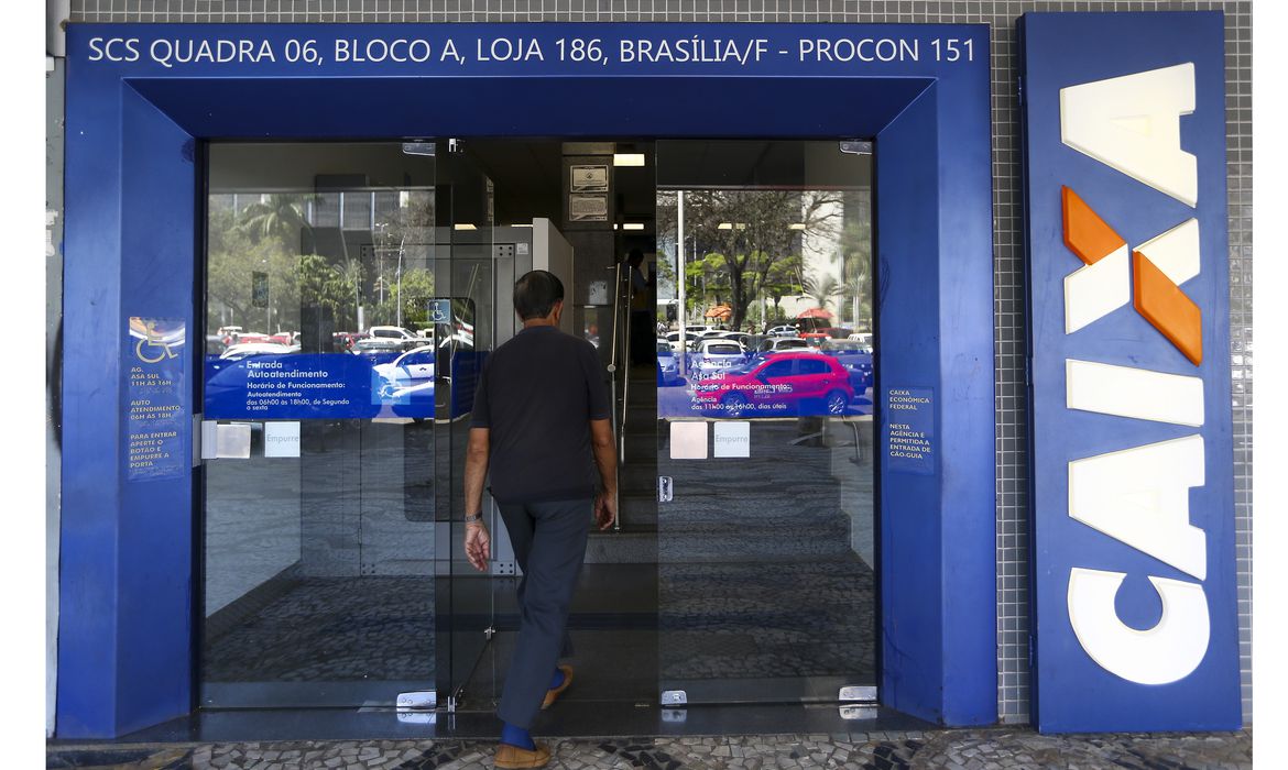 Caixa paga R$ 2,6 bi de auxílio emergencial a 3,6 milhões de pessoas Caixa paga R$ 2,6 bi de auxílio emergencial a 3,6 milhões de pessoas